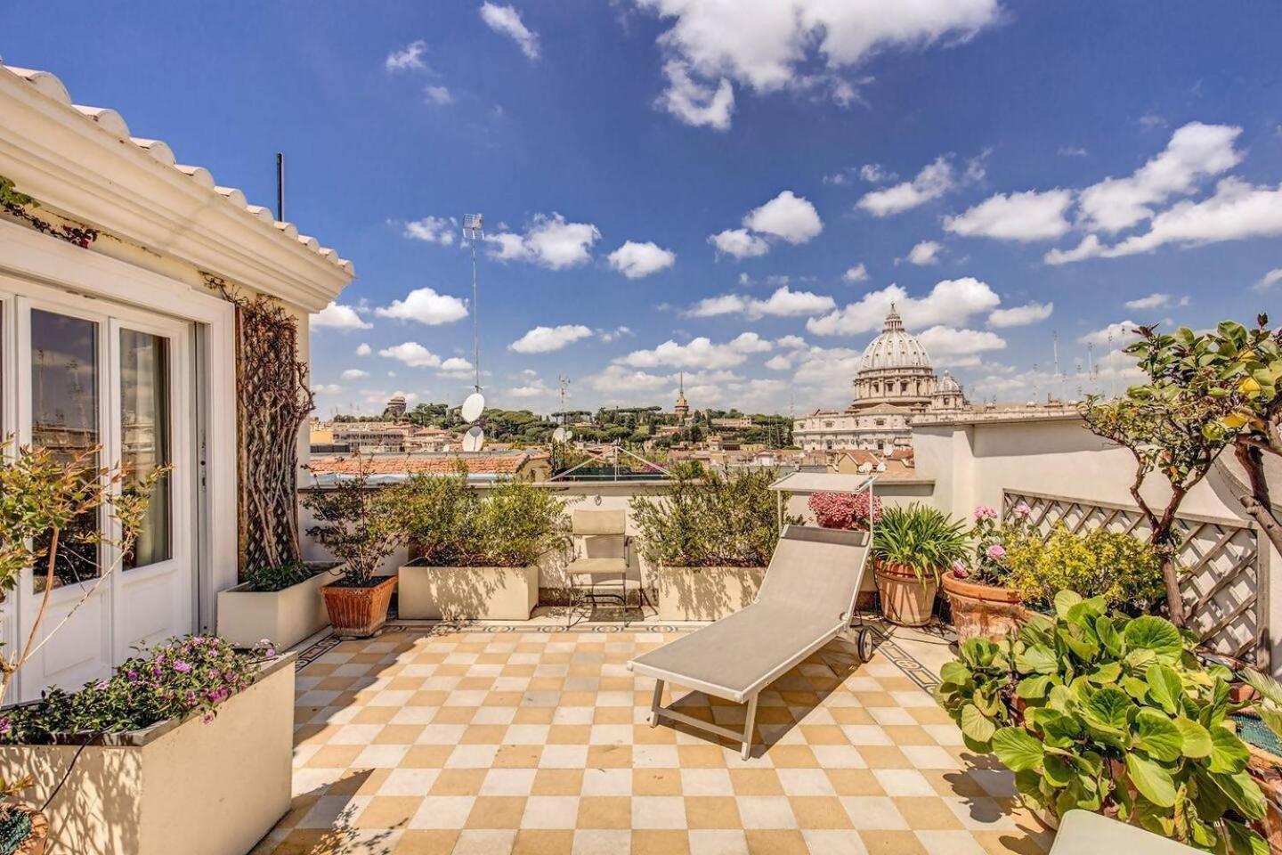 Attic With Terrace Overlooking St Peters Basilica روما المظهر الخارجي الصورة