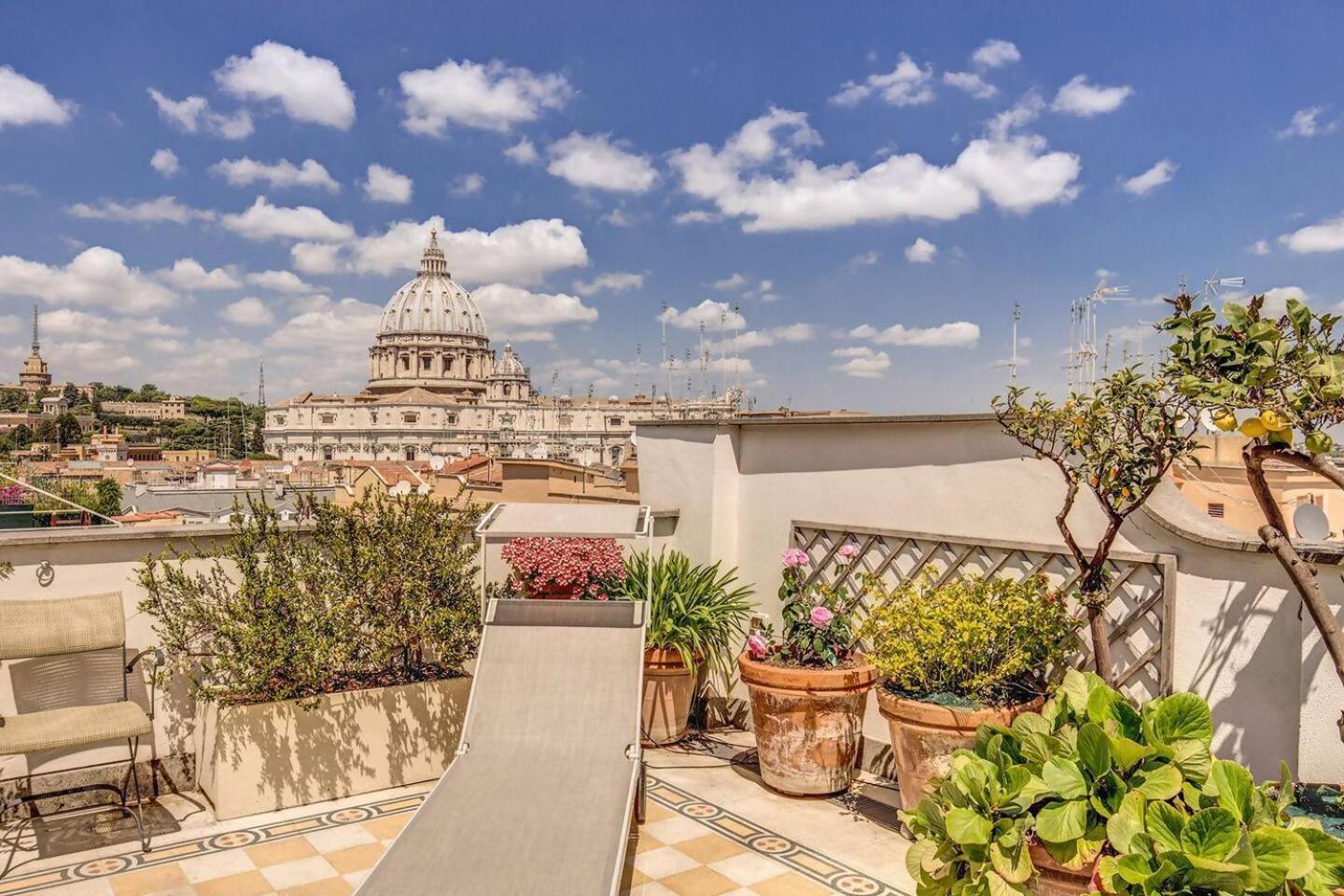 Attic With Terrace Overlooking St Peters Basilica روما المظهر الخارجي الصورة
